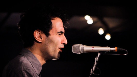 Der armenische Pianist Tigran Hamasyan singend am Klavier. © NDR Foto: LAsse Teubner