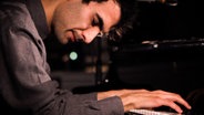 Der armenische Pianist Tigran Hamaysan singend am Klavier. © NDR Foto: Lasse Teubner