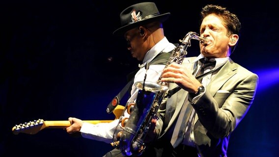 Dave Koz spielt das Saxofon bei einem Konzert. © imago/Gallo Images 