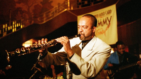 Saxofonist Grover Washington Jr. spielt ein Sopransaxofon 1993 bei einem Konzert in der Radio City Music Hall in New York. © picture alliance / ASSOCIATED PRESS Foto: Bebeto Matthews