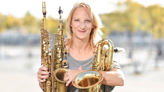 Jazzsaxofonistin Alexandra Lehmler mit drei verschiedenen Saxofonen. © picture alliance / dpa | Uwe Anspach Foto: Uwe Anspach