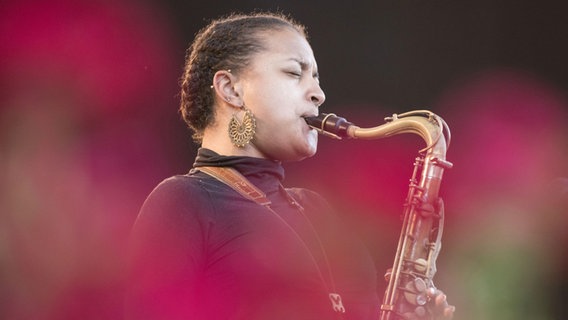Nubya Garcia, Saxofon © imago images / CHROMORANGE 