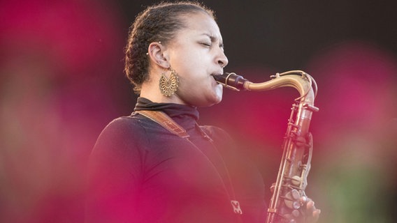 Nubya Garcia, Saxofon © imago images / CHROMORANGE 