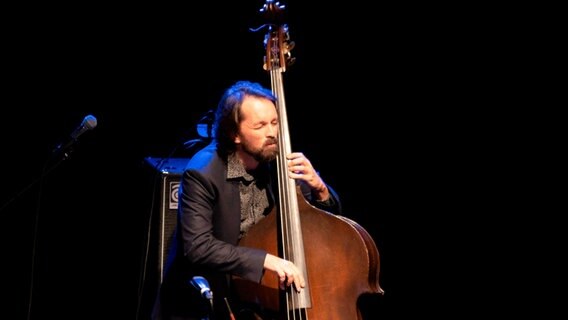 Der Kontrabassist Pablo Caminero spielt sein Intrument auf der Bühne. © picture alliance / NurPhoto Foto: Oscar Gonzalez