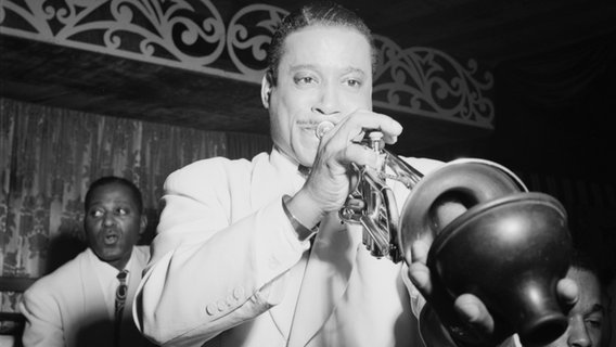 Der Musiker Ray Nance spielt auf einem schwarz-weiß Bild Trompete mit einem Dämpfer. © picture alliance / Heritage Images | William Paul Gottlieb Foto: William Paul Gottlieb