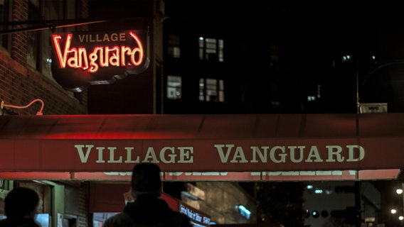 Der Eingang des New Yorker Jazzclubs Village Vanguard bei Nacht. © picture alliance/AP Photo | Michael Larson Foto: Michael Larson
