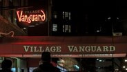 Der Eingang des New Yorker Jazzclubs Village Vanguard bei Nacht. © picture alliance/AP Photo | Michael Larson Foto: Michael Larson