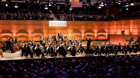 Das NDR Elbphilharmonie Orchester mit Janine Jansen, Violinistin spielt in der Musik- und Kongresshalle das Voreröffnungskonzert des Schleswig-Holstein Musik Festivals (SHMF) © picture alliance/dpa Foto: Daniel Bockwoldt