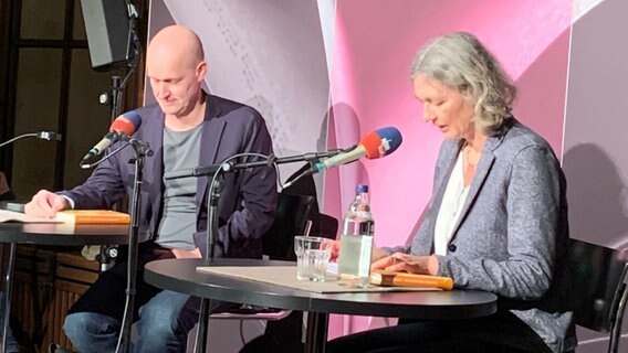 Arno Geiger und Katja Weise sitzen an Tischen auf der Bühne des Literaturhauses Hannover. © Literaturhaus Hannover Foto: Leandra Ossege