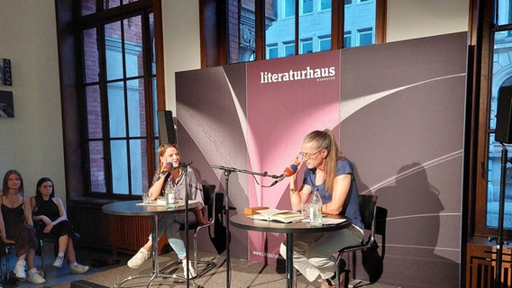 Helene Hegemann und Joachim Dicks. © NDR Kultur Foto: Alexander Solloch
