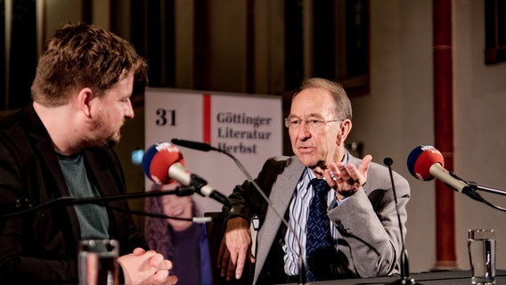 Alexander Solloch und Ian Kershaw im Gespräch auf einer Bühne. © Dietrich Kühne Foto: Dietrich Kühne