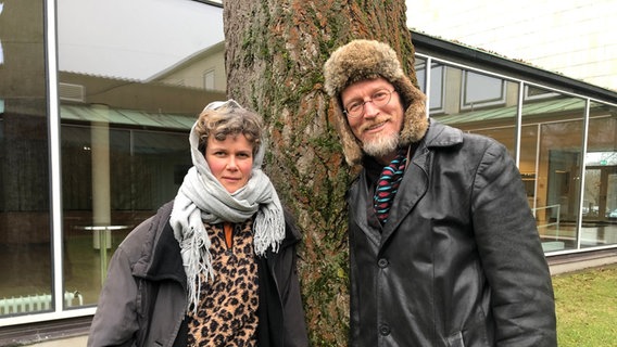 Lisa Kreißler und Joachim Dicks stehen an einem Wintertag vor einem Baum. © NDR Foto: Julia Beyer