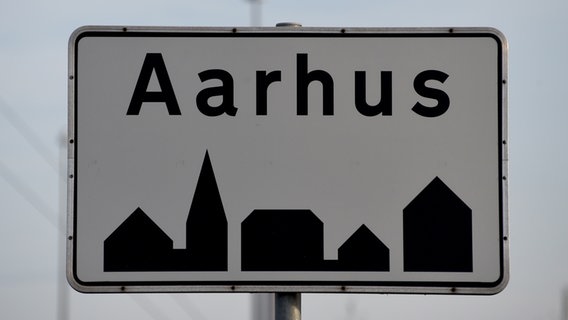 Das Eingangsschild von Aarhus © picture alliance / Carsten Rehder/dpa Foto: Carsten Rehder