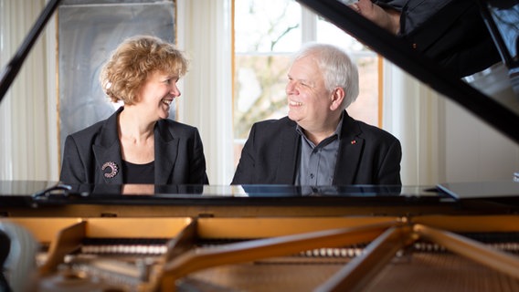 Friederike Haufe und Volker Ahmels sitzten gemeinsam am Klavier und lächeln sich an © Oliver Borchert Foto: Oliver Borchert