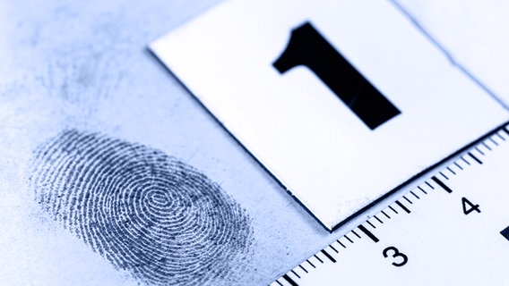 Fingerabdruck neben einem Maßband und einem Nummernkärtchen  Foto: Arkadiusz Fajer