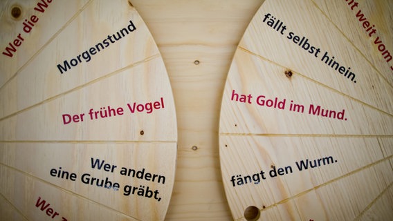 Zwei runde Tafeln mit Sprichwörter © picture alliance / dpa | Daniel Karmann Foto: Daniel Karmann