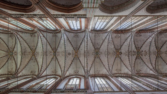 Deckengewölbe einer Kirche © IMAGO / imagebroker 