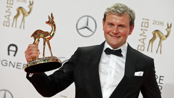 Devid Striesow präsentiert am 17.11.2016 in Berlin den Bambi in der Kategorie "Schauspieler National". Devid Striesow präsentiert am 17.11.2016 in Berlin den Bambi in der Kategorie "Schauspieler National". © picture alliance / dpa Foto: Jörg Carstensen