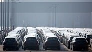Zahlreiche neue Porsche Cayenne stehen auf dem Gelände des Porsche-Werks in Leipzig © Jan Woitas/dpa-Zentralbild/dpa Foto: Jan Woitas