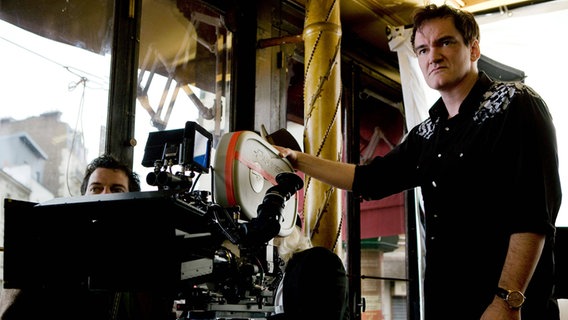 Quentin Tarantino steht hinter einer Kamera © imago 