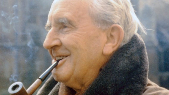 J. R. R. Tolkien im Porträt, pfeiferauchend. © John Wyatt/Klett-Cotta /dpa 
