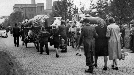 Deutschstämmige Flüchtlinge aus der Region Sokolov in Böhmen am 20. November 1945 auf dem Weg nach Deutschland. © picture-alliance / dpa Foto: CTK
