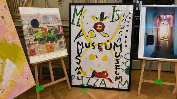 Zwei Gemälde, eine Collage und eine Fotografie stehen aufgereiht nebeneinander. Zwei Gemälde, eine Collage und eine Fotografie stehen aufgereiht nebeneinander. © NDR Foto: Danny Marques