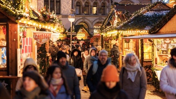 Besucher schlendern über den Weihnachtsmarkt in der Altstadt von Hannover. © picture alliance/dpa Foto: Ole Spata