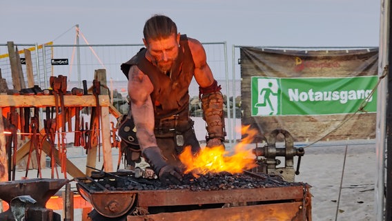 der Wikinger-Kult drückt sich auf unterschiedliche Weise aus. der Wikinger-Kult drückt sich auf unterschiedliche Weise aus. © NDR Foto: Peter Schanz