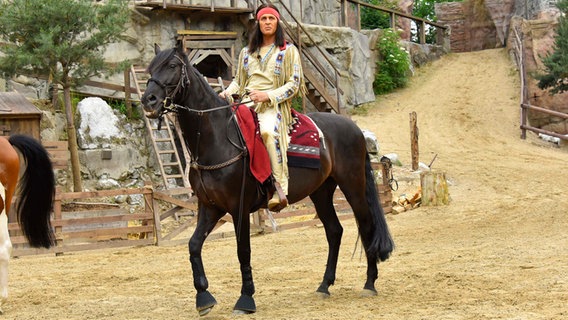 Schauspieler Alexander Klaws reitet als Winnetou verkleidet auf einem Pferd über die Freilichbühne in Bad Segeberg. © picture alliance / 