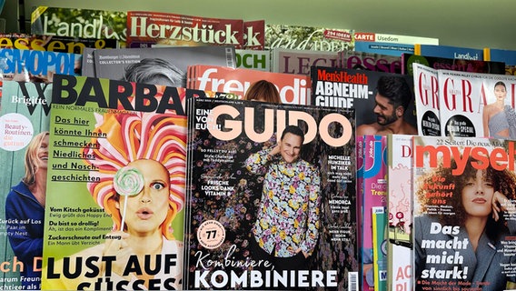 Ausgaben verschiedener Zeitschriften liegen in einem Geschäft nebeneinander. © picture alliance / Jörg Carstensen Foto: Jörg Carstensen