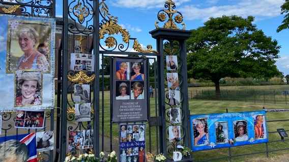 Am Tor des Kensington Palastes hängen Bilder zum Gedenken an Diana © NDR Foto: Gabi Biesinger