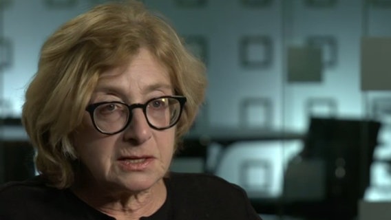 Journalist Blakeway erklärt im Interview mit ZAPP die zurückhaltende Holocaust-Berichterstattung der BBC. © NDR 