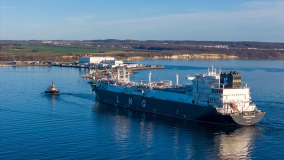 Ein großes LNG-Spezialschiff wird von Schleppern zum Hafen von Mukran begleitet. © Deutsche ReGas / Christian Morgenstern 