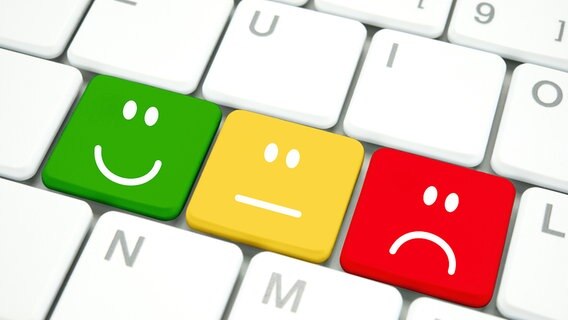 Ausschnitt einer Computertastatur, bei der drei Tasten mit jeweils einem Smiley versehen sind: einem fröhlichen, einem neutralen und einem traurigen. © VRD - Fotolia 