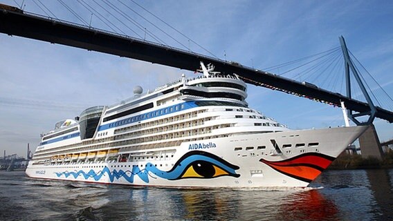Das Kreuzfahrtschiff "AIDAbella" unter der Köhlbrandbrücke © dpa Foto: Kay Nietfeld