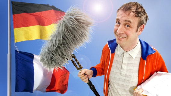 Alfons mit Mikrofon lächelnd vor deutscher und französischer Flagge (Bildmontage) © NDR/Eyk Friebe, Fotolia/jon11 