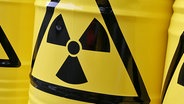 Gelbe Fässer mit aufgedrucktem Atom-Warnzeichen © dpa Foto: Tobias Hase