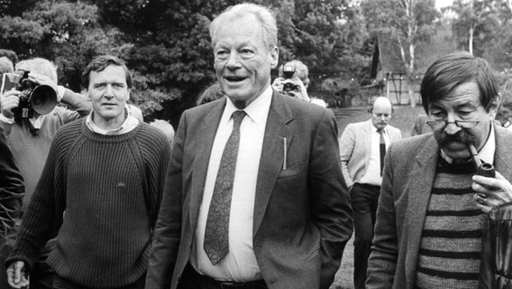 Willy Brandt mit Günter Grass (re.) und Gerhard Schröder (li.) vor der Landtagswahl in Niedersachsen 1986. © dpa-Bildfunk Foto: Bundespresseamt
