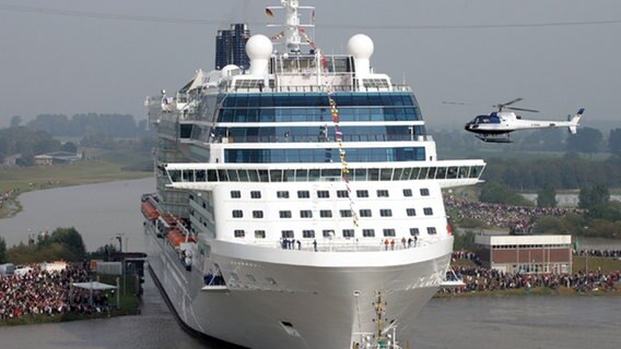 Die "Celebrity Solstice" wird aus der Meyer Werft geschleppt. © dpa Foto: Ingo Wagner