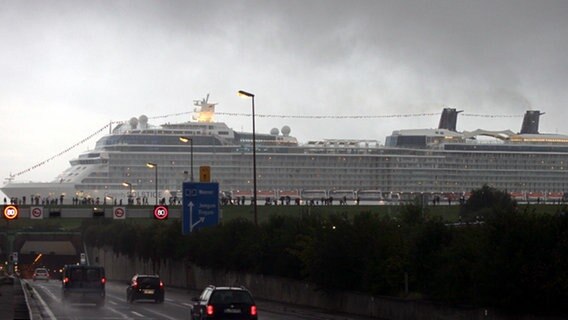 Die "Celebrity Solstice" überquert den Emstunnel bei Leer. © dpa Foto: Ingo Wagner
