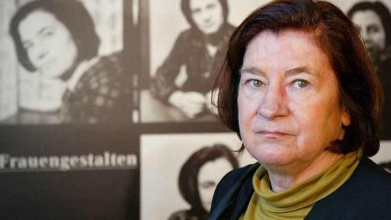 Die Schriftstellerin Christa Wolf in der Berliner Akademie der Künste vor einer Fotowand. © picture-alliance / dpa/dpaweb Foto: Soeren Stache