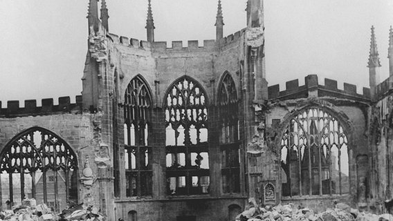 Eine zerstörte Kathedrale in Coventry. Dach und Seiten fehlen, nur noch Apsis des Doms steht. © dpa 