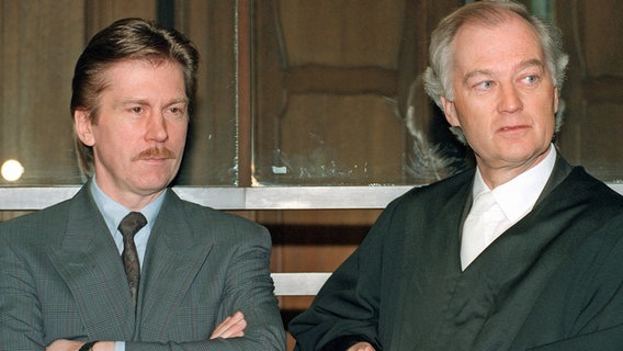 Arno Funke mit seinem Anwalt Wolfgang Ziegler am 14.03.1995 vor Gericht. © dpa Foto: Wolfgang Kumm