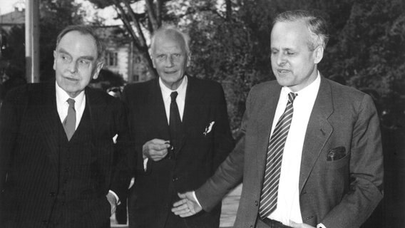 Otto Hahn, Carl Friedrich von Weizsäcker und Walther Gerlach (v.l.) treffen am 17. April 1957 in Bonn zu einer Unterredung ein. Otto Hahn, Carl Friedrich von Weizsäcker und Walther Gerlach (v.l.) treffen am 17. April 1957 in Bonn zu einer Unterredung ein. © dpa