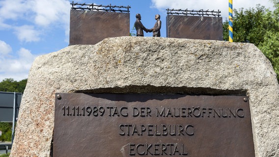 Denkmal an den Tag der Maueröffnung zwischen Stapelburg und Eckertal © imago/Hanke Foto: imago stock&people