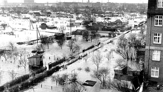 Überschwemmtes Hamburg nach der Sturmflut im Februar 1962.  