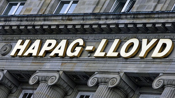 Hapag-Lloyd-Schriftzug am Stammsitz am Ballindamm in Hamburg © dpa - Bildfunk Foto: Maurizio Gambarini