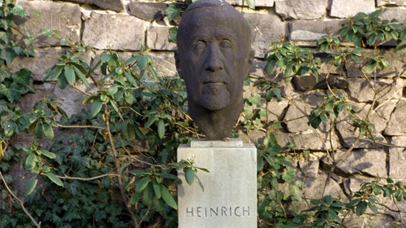 Eine Büste Heinrich Manns steht auf seinem Grabstein. © picture-alliance / ZB Foto: Hubert Link