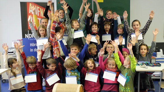 Klasse 3b der Grundschule Lamme in Braunschweig jubelt © NDR 